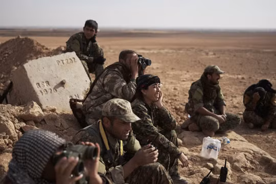 Các chiến binh người Kurd theo dõi Quân đội Syria tự do FSA được Thổ Nhĩ Kỳ hậu thuẫn.