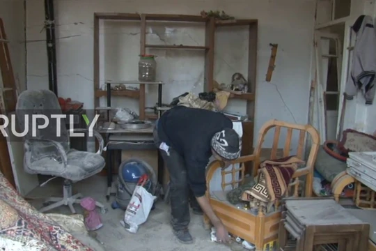 Người dân trở về ngôi nhà tan hoang của mình sau cuộc chiến tranh