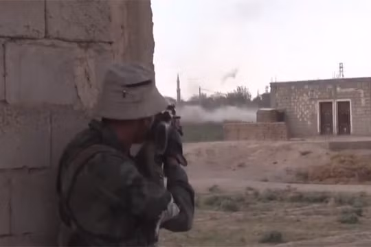 Binh sĩ quân đội Syria chiến đấu trong ngôi làng Hatla al-Sharqiyah - ảnh video Ruply