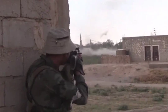 Binh sĩ quân đội Syria chiến đấu trong ngôi làng Hatla al-Sharqiyah - ảnh video Ruply