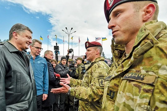 Tổng thống UkrainePetro Poroshenko (trái) gặp gỡĐại sứ Mỹ tại Ukraine, Geoffrey Pyatt hôm 20/4.