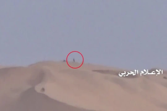 Vụ bắn tỉa trên tầm xa kinh hoàng của xạ thủ Houthi - ảnh video truyền thông Houthi