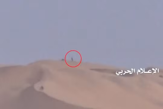 Vụ bắn tỉa trên tầm xa kinh hoàng của xạ thủ Houthi - ảnh video truyền thông Houthi