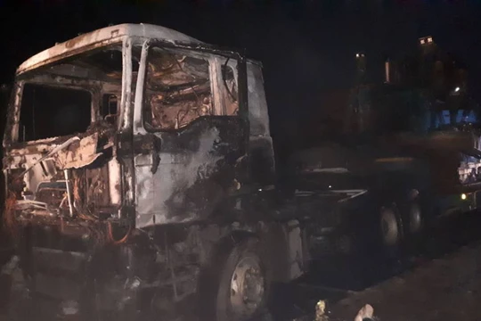 Xe vận tải chở dầu của đoàn thiết giáp Thổ Nhĩ Kỳ tan tành sau vụ nổ bom vệ đường - ảnh South Front