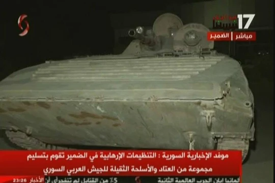 Lực lượng Hồi giáo cực đoan giao nộp vũ khí cho quân đội Syria ở thị trấn Dumayr