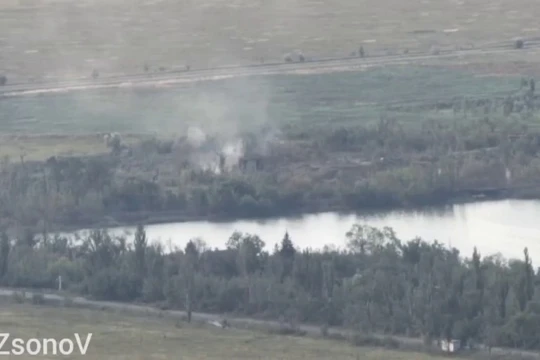 Dân quân Donetks sử dụng pháo binh tấn công phá hủy đài quan sát tiền tiêu quân đội Ukraine. Video Voenaya Hronika.