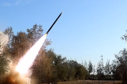 Tên lửa Grad được phóng lên từ phía dải Gaza - ảnh minh họa Masdar News