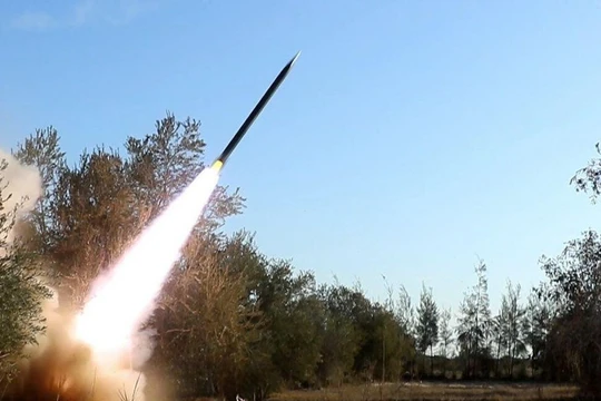 Tên lửa Grad được phóng lên từ phía dải Gaza - ảnh minh họa Masdar News