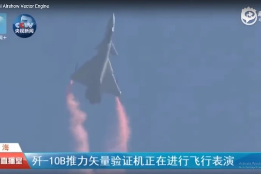 Máy bay tiêm kích J-10B TVC Trung Quốc trình diễn kỹ thuật siêu cơ động với động cơ lực đẩy vectơ.