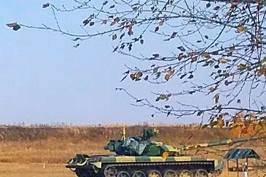 Xe tăng T-90S Việt Nam trên thao trường Nga. Ảnh: Blog Alexey Khlopotov.