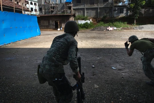 Binh sĩ quân đội Philippine giao chiến với IS trong thành phố Marawi