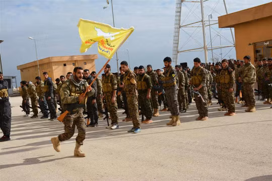 Lực lượng dân quân người Kurd rút khỏi thành phố phía bắc Syria Manbij. Ảnh Masdar News