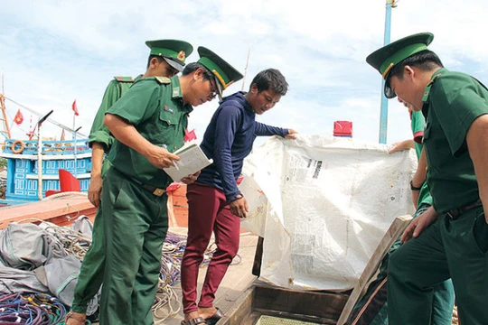 Ngư dân báo cáo với lực lượng biên phòng việc bị tàu Trung Quốc cướp phá - Ảnh: TRẦN MAI