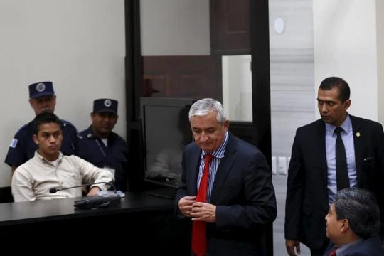 Ông Perez (giữa) tại tòa án hôm 3-9. Ảnh: Reuters