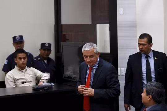 Ông Perez (giữa) tại tòa án hôm 3-9. Ảnh: Reuters