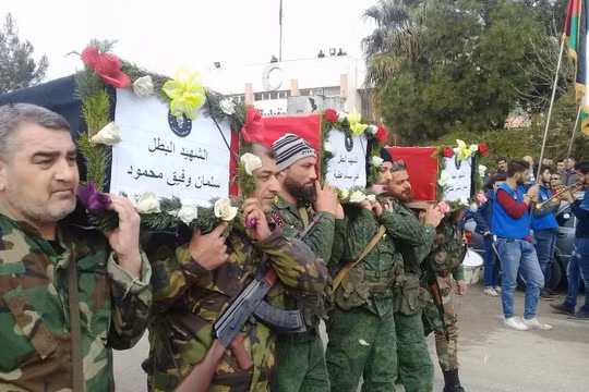 Đám tang những chiến binh thuộc lực lượng Săn IS trên chiến trường Deir Ezzor sau cuộc không kích của Mỹ