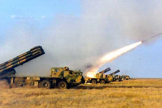 Các tổ hợp pháo phản lực Smerch phóng rocket. Ảnh minh họa TASS
