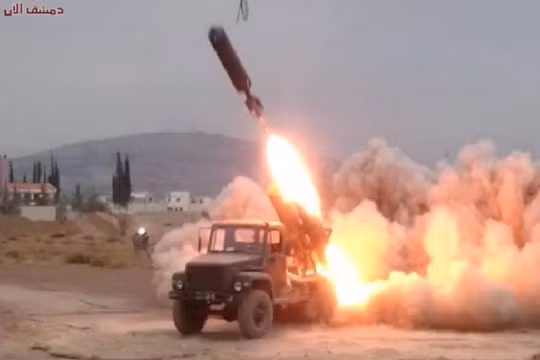 Lực lượng pháo binh - tên lửa quân đội Syria tấn công các nhóm Hồi giáo cực đoan ở Daraa. Anh minh họa Masdar News