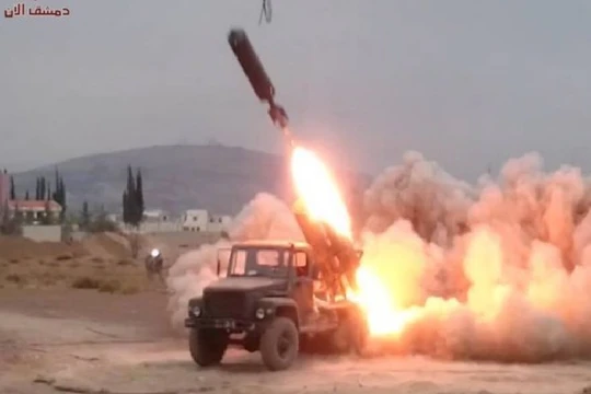 Lực lượng pháo binh - tên lửa quân đội Syria tấn công các nhóm Hồi giáo cực đoan ở Daraa. Anh minh họa Masdar News