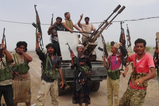 Chiến binh Houthi hân hoan mừng chiến thắng