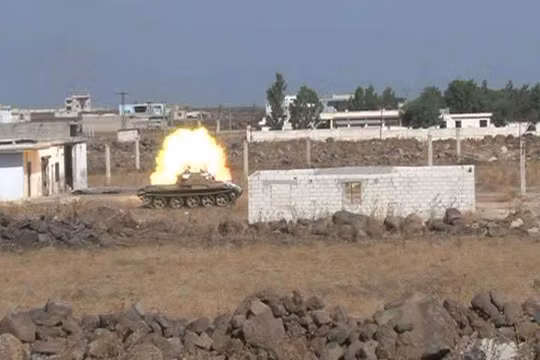 Xe tăng quân đội Syria tấn công trên chiến trường Nam Aleppo