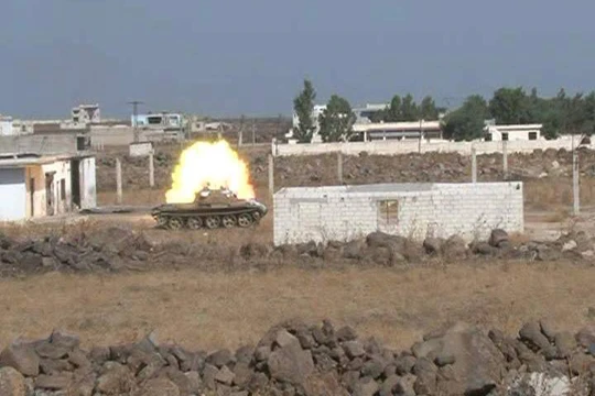 Xe tăng quân đội Syria tấn công trên chiến trường Nam Aleppo