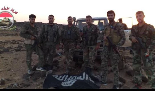 Binh sĩ quân đội Syria thu giữ nhiều vũ khí trang bị của IS trên sa mạc Palmyra. Ảnh Masdar News