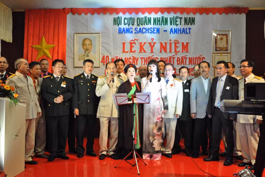 Các cựu chiến binh cùng hát vang những ca khúc cách mạng.