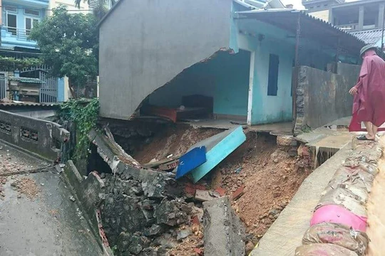  Nhà trọ tại phường Bãi Cháy, TP. Hạ Long bị sập trong đêm. Rất may ko có thiệt hại về người - Ảnh Linh Linh