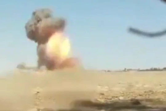 Binh sĩ lực lượng dân quân người Kurd phá hủy 1 xe đánh bom tự sát VBIED. Ảnh Masdả News