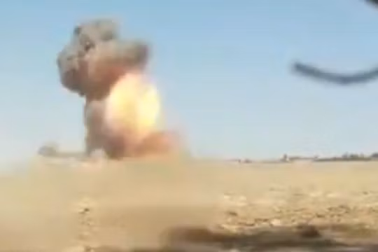 Binh sĩ lực lượng dân quân người Kurd phá hủy 1 xe đánh bom tự sát VBIED. Ảnh Masdả News