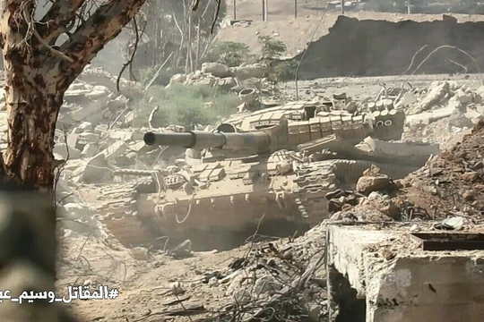 Xe tăng quân đội Syria tiến công trên hướng quận Jobar - AynTarma - ảnh Masdar News