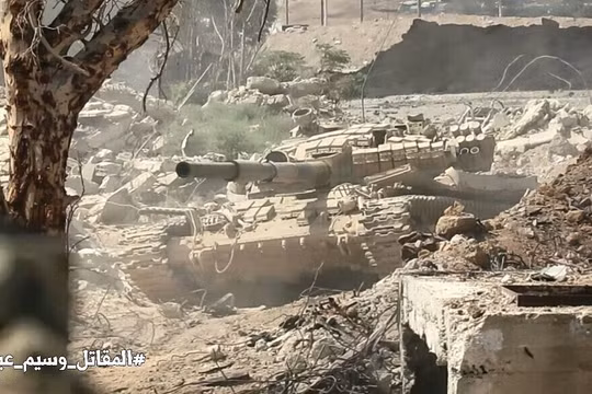 Xe tăng quân đội Syria tiến công trên hướng quận Jobar - AynTarma - ảnh Masdar News