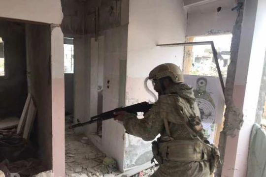 Lính đánh thuê Nga hướng dẫn quân tình nguyện Syria chiến đấu chống khủng bố. Ảnh Rusvesna