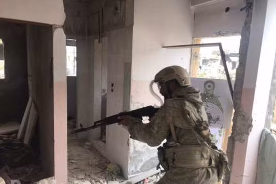 Lính đánh thuê Nga hướng dẫn quân tình nguyện Syria chiến đấu chống khủng bố. Ảnh Rusvesna