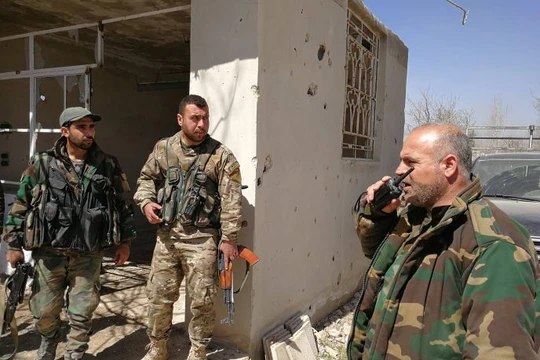 Binh sĩ quân đội Syria phòng ngự trên chiến trường Aleppo.