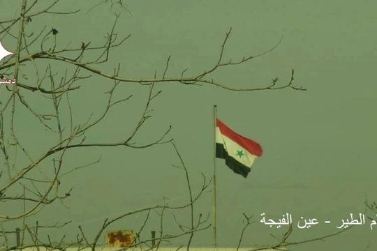 Lá cờ Syria treo cao trong thị trấn 