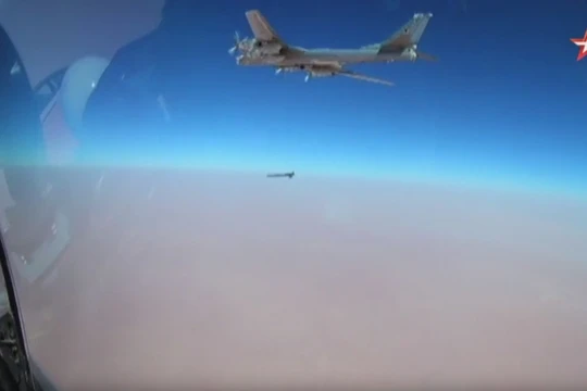 Máy bay ném bom chiến lược Tu-95MS phóng tên lửa hành trình Kh-101 