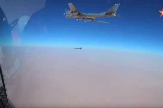 Máy bay ném bom chiến lược Tu-95MS phóng tên lửa hành trình Kh-101 