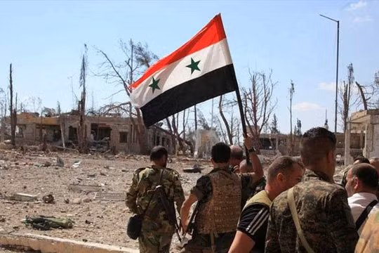 Binh sĩ quân đội Syria trên chiến trường ngoại ô thành phố Aleppo