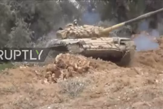 Xe tăng quân đội Syria chiến đấu trên vùng ngoại ô Damascus