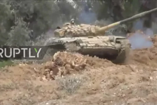 Xe tăng quân đội Syria chiến đấu trên vùng ngoại ô Damascus