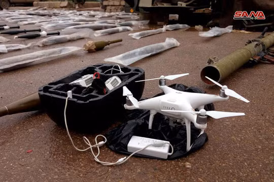 Vũ khí và máy bay trinh sát không người lái UAV, được thu giữ tại Daraa. Ảnh: SANA.