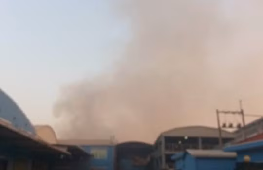 Khói bốc lên mù mịt từ một phân xưởng trong Khu chế xuất Tân Thuận.