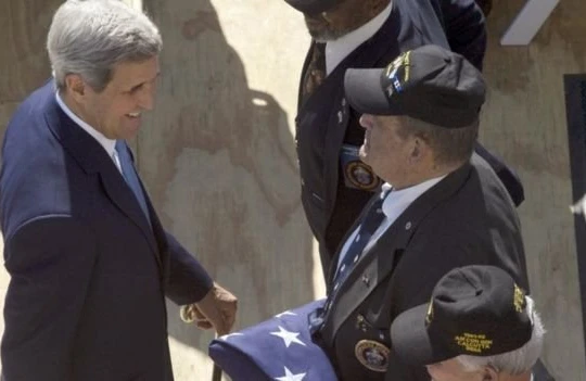 Những cựu binh Mỹ từng hạ lá cờ xuống năm 1961 nay có mặt để kéo nó lên (BBC)