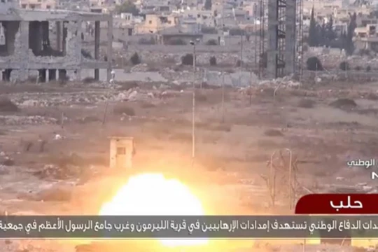 Lực lượng vũ trang Syria bắn phá chiến tuyến của các nhóm Hồi giáo cực đoan ngoại ô Aleppo - ảnh video NDF