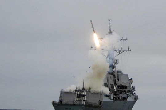 Tàu khu trục Mỹ phóng tên lửa hành trình Tomahawk