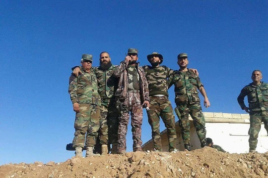 Thiếu tướng Suheil al-Hassan và sĩ quan Tigers chỉ huy trận chiến