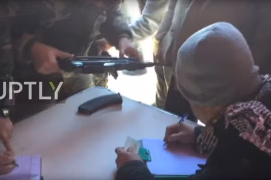 Chiến binh nổi dậy giao nộp vũ khí cho quân đội Syria