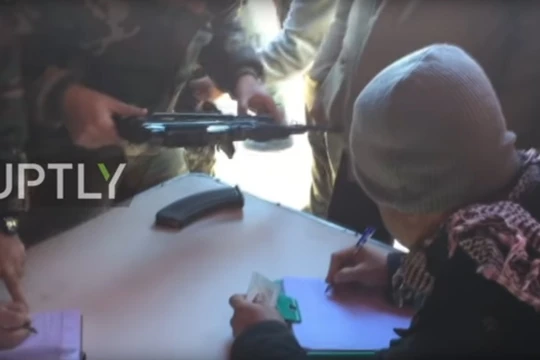 Chiến binh nổi dậy giao nộp vũ khí cho quân đội Syria